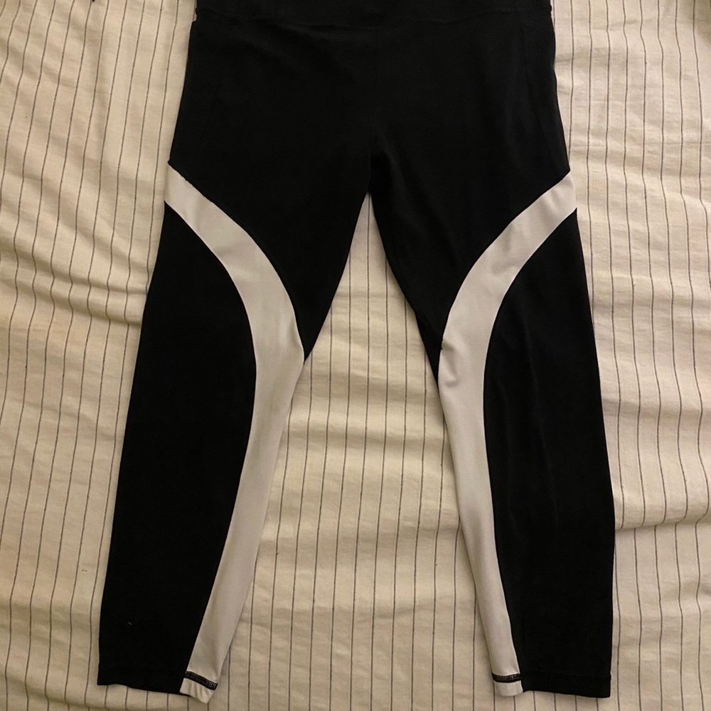 Athleta Salutation Stash Pocket 7/8 Tight